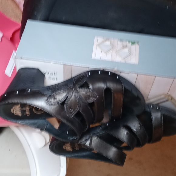 Dansko dress sandal. great condition. Well balanced all day shoe. - Picture 3 of 3